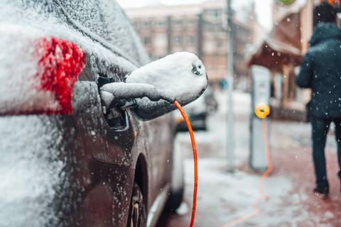 E-Auto im Winter laden E-Auto im Winter laden