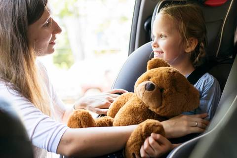 Autofahren mit Kind: Stressfrei und sicher ans Ziel kommen Autofahren mit Kind: Stressfrei und sicher ans Ziel kommen
