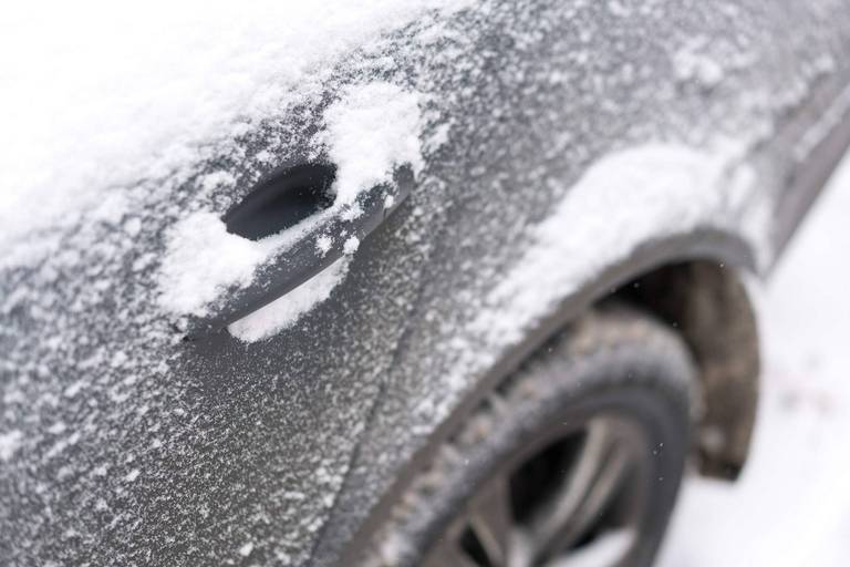 festgefrorene autotuer enteisen