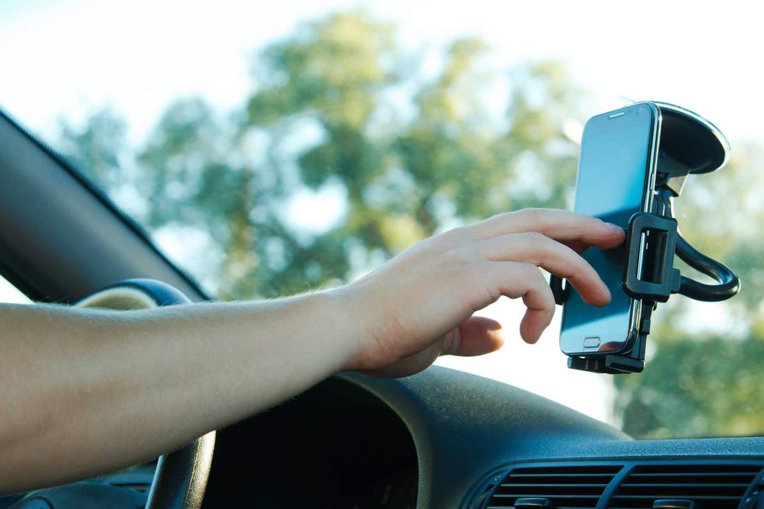 hand mit handyhalterung im auto hand mit handyhalterung im auto