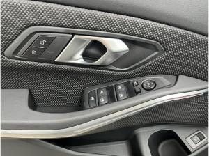 BMW 320 320i Touring AHK/HUD/360 Finanzierung ab 1,49%