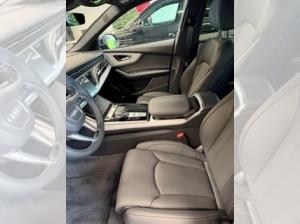 Audi Q8 (4MT)